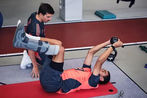 بايرن ميونخ يعلن.. موسيالا يبدأ برنامجه التأهيلي للتعافي من إصابته بمونديال الأندية